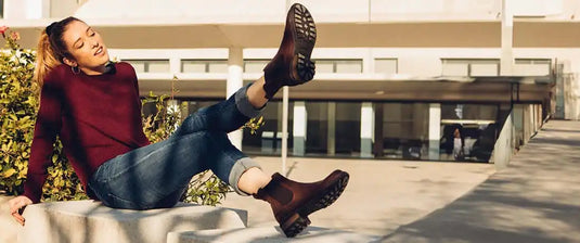 Bottines Chelsea en cuir marron.