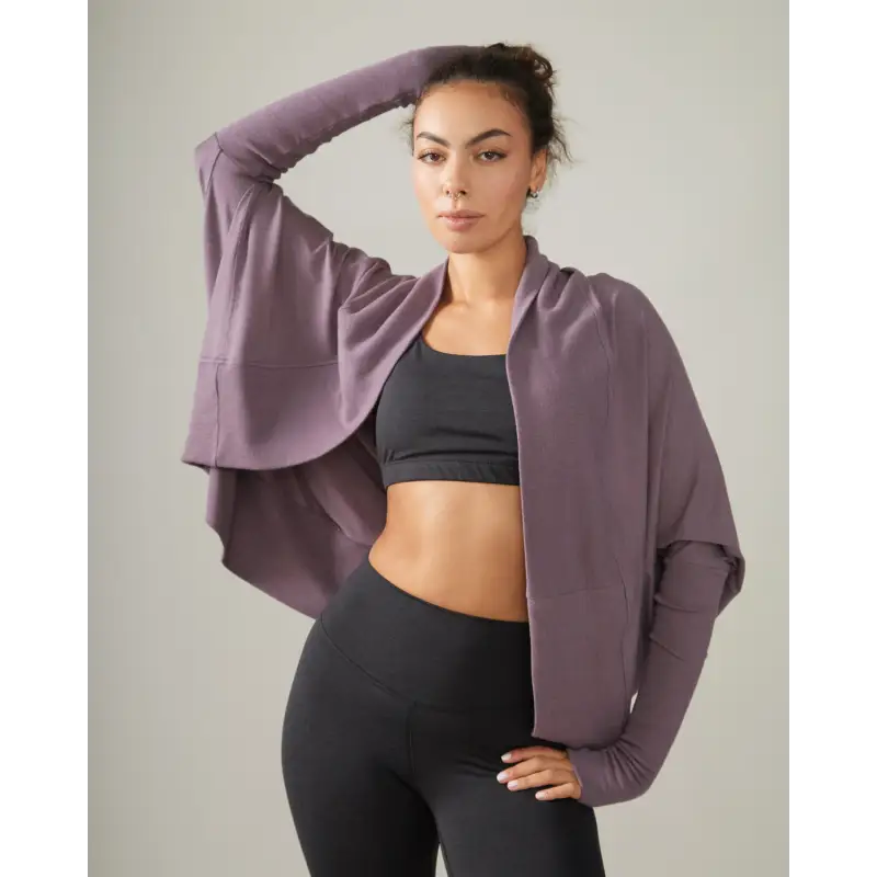 Load image into Gallery viewer, Women wearing the Grateful Shrug by Rose Boreal - Fig / Femme qui porte la veste Gratitude de Rose Boreal - Figue.
