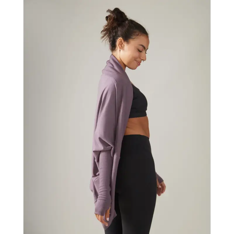 Load image into Gallery viewer, Women wearing the Grateful Shrug by Rose Boreal - Fig / Femme qui porte la veste Gratitude de Rose Boreal - Figue.
