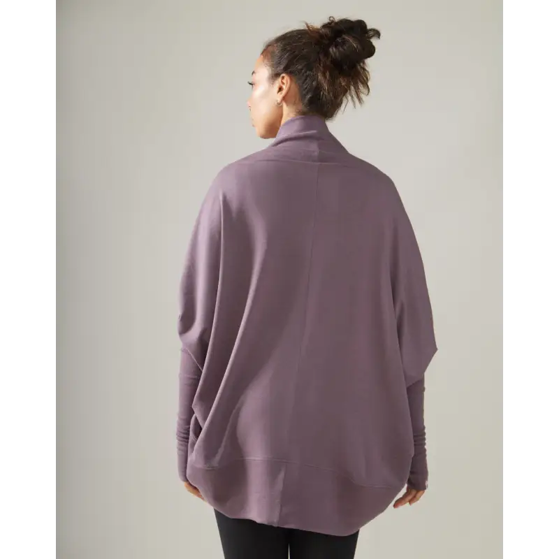 Load image into Gallery viewer, Women wearing the Grateful Shrug by Rose Boreal - Fig / Femme qui porte la veste Gratitude de Rose Boreal - Figue.
