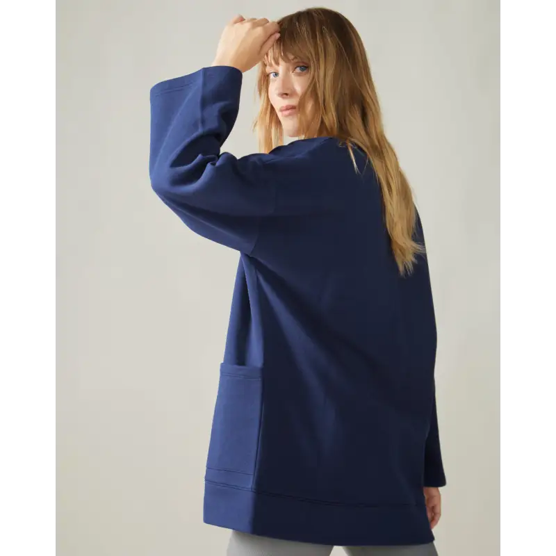 Load image into Gallery viewer, Women wearing the Northwind Cardigan by Rose Boreal - Denim / Femme qui porte le Cardigan vent du nord de Rose Boreal - Denim
