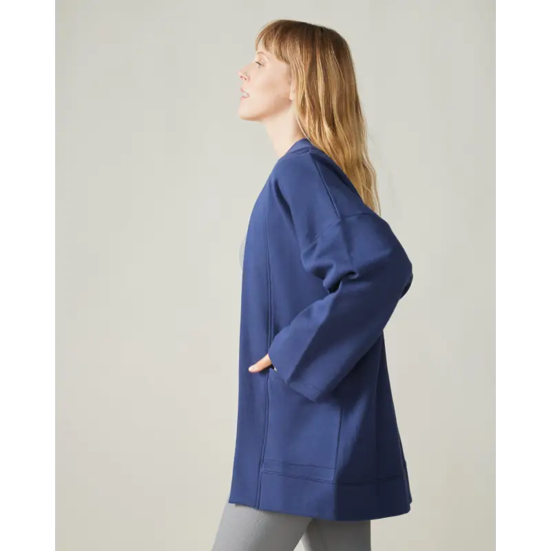 Load image into Gallery viewer, Women wearing the Northwind Cardigan by Rose Boreal - Denim / Femme qui porte le Cardigan vent du nord de Rose Boreal - Denim.
