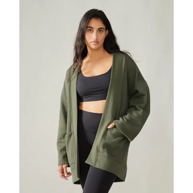 Chargez l&#39;image dans la visionneuse de la galerie, Women wearing the Northwind Cardigan by Rose Boreal - Moss / Femme qui porte le Cardigan vent du nord de Rose Boreal - Mousse
