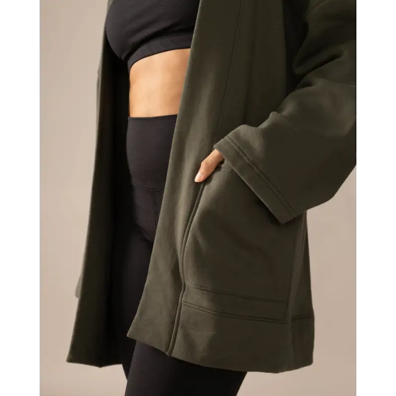 Chargez l&#39;image dans la visionneuse de la galerie, Women wearing the Northwind Cardigan by Rose Boreal - Moss / Femme qui porte le Cardigan vent du nord de Rose Boreal - Mousse
