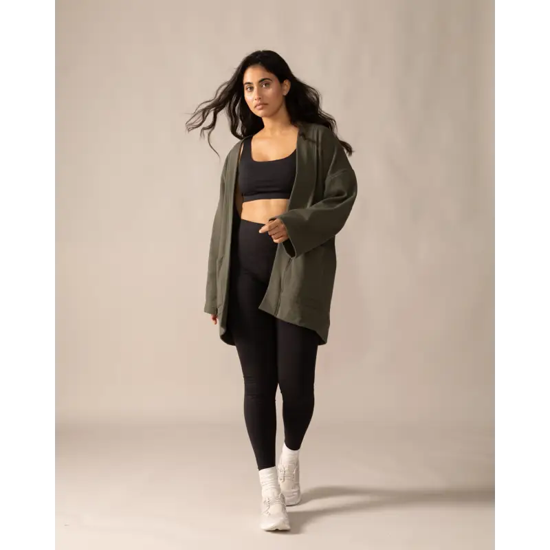 Chargez l&#39;image dans la visionneuse de la galerie, Women wearing the Northwind Cardigan by Rose Boreal - Moss Over / Femme qui porte le Cardigan vent du nord de Rose Boreal - Mousse Over
