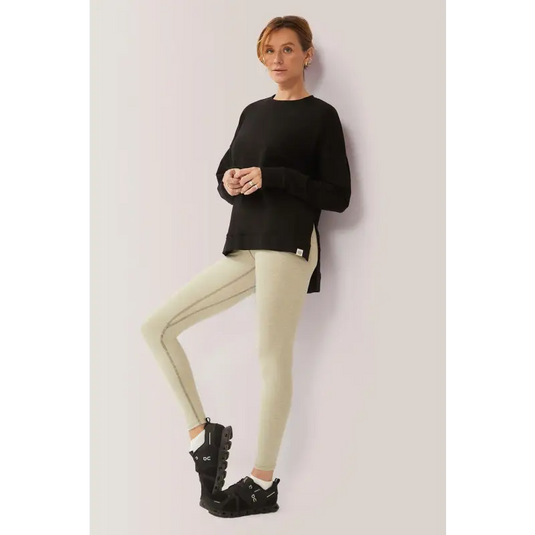 Femme qui porte les leggings taille-haute Buttery Soft BFF de Rose Boreal./ Womean wearing the Buttery Soft BFF High-Rise Legging from Rose Boreal. -Celery / Céleri