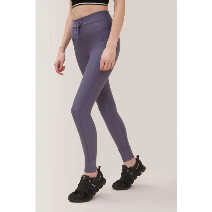 Femme qui porte le legging avec pochettes Stay Flex de Rose Boreal./ Women wearing the Stay Flex Legging with Pockets from Rose Boreal. - Grisaille