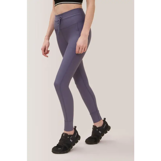 Femme qui porte le legging avec pochettes Stay Flex de Rose Boreal./ Women wearing the Stay Flex Legging with Pockets from Rose Boreal. - Grisaille