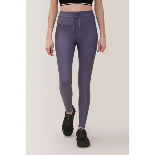Femme qui porte le legging avec pochettes Stay Flex de Rose Boreal./ Women wearing the Stay Flex Legging with Pockets from Rose Boreal. - Grisaille