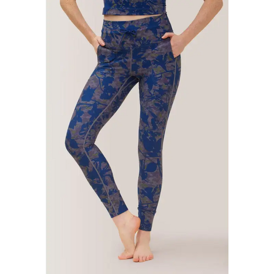 Femme qui porte le legging avec pochettes Stay Flex de Rose Boreal./ Women wearing the Stay Flex Legging with Pockets from Rose Boreal. - Ice Orchid / Orchidee de Glace