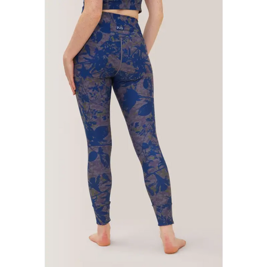 Femme qui porte le legging avec pochettes Stay Flex de Rose Boreal./ Women wearing the Stay Flex Legging with Pockets from Rose Boreal. - Ice Orchid / Orchidee de Glace