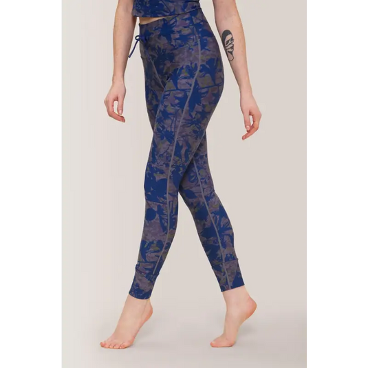 Femme qui porte le legging avec pochettes Stay Flex de Rose Boreal./ Women wearing the Stay Flex Legging with Pockets from Rose Boreal. - Ice Orchid / Orchidee de Glace