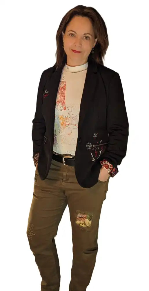 Tenue professionnelle comprenant un blazer noir, un top crème et un pantalon cargo olive avec des détails usés.